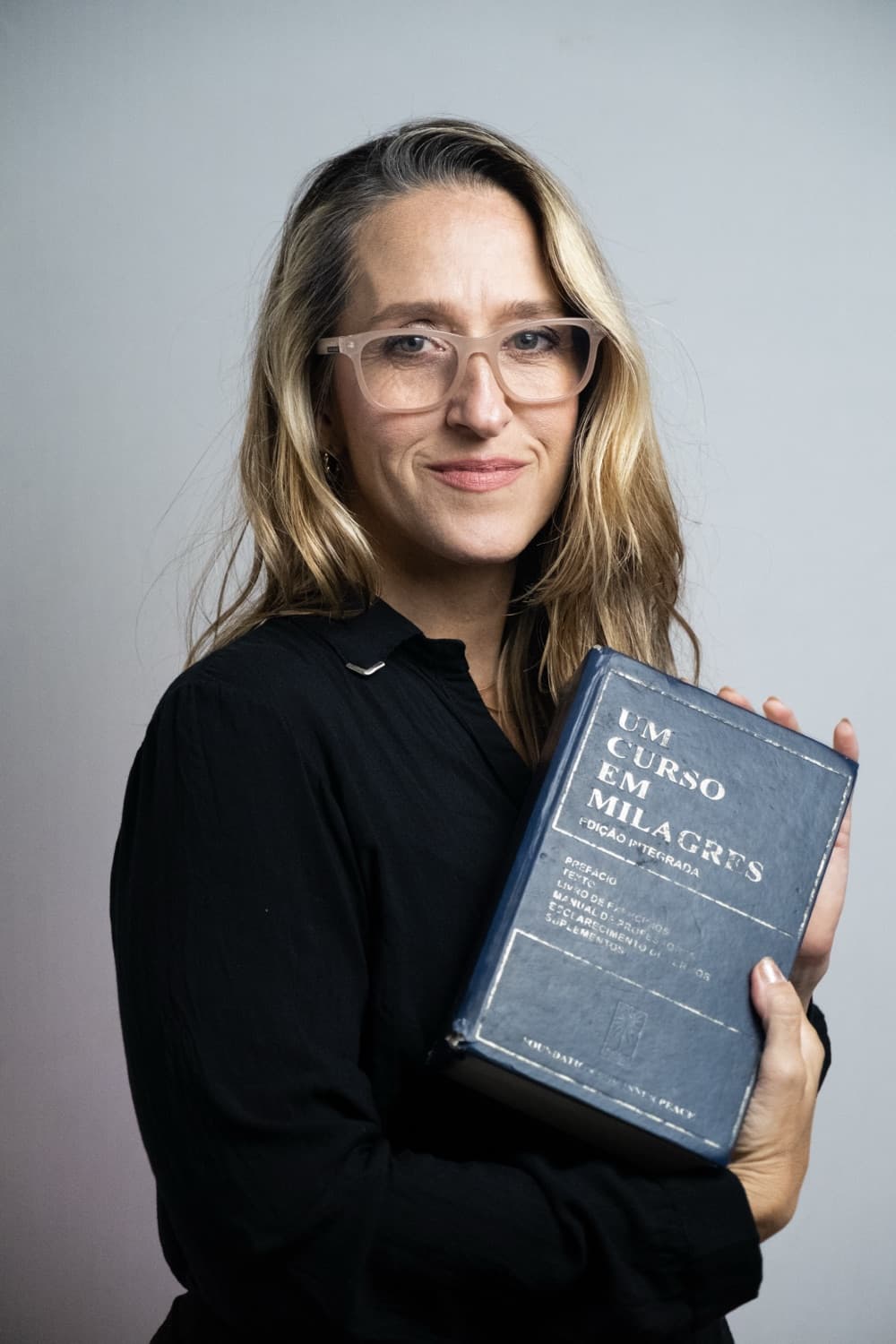 Maria do Sol segurando seu livro