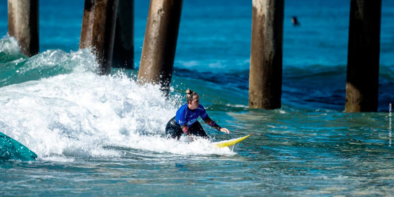 Maria do Sol surfing