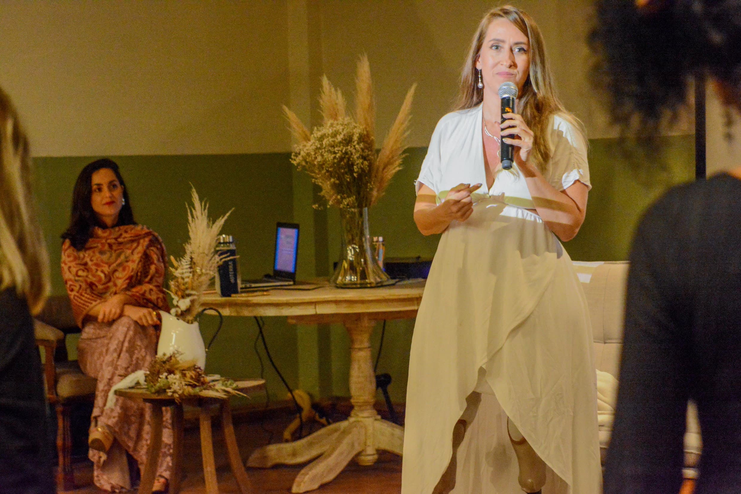 Maria do Sol conduzindo uma conversa em evento